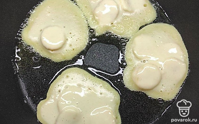 Разогрейте сковородку и смажьте маслом. С помощью столовой ложки выложите готовое тесто на разогретую сковороду. Обжаривайте с обеих сторон до золотистости.