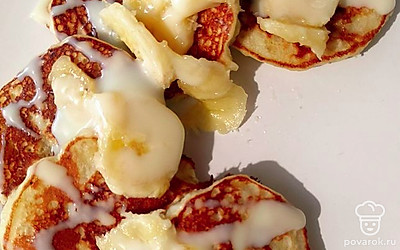 Подавайте с кусочками банана и сгущенным молоком!