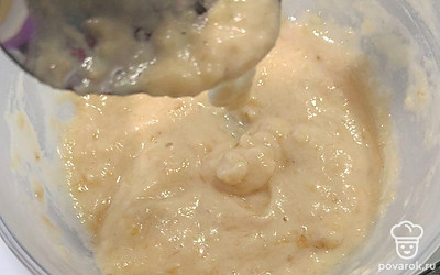 Очистите банан от кожуры, разомните его в пюре при помощи вилки, добавьте яйцо, ванилин, разрыхлитель, муку и тщательно перемешайте.