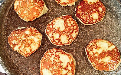 Разогрейте сковороду с небольшим количеством масла, выложите по 1 ст.л. теста на сковороду на расстоянии друг от друга, обжарьте на небольшом огне с двух сторон до румяной корочки. Приятного аппетита!