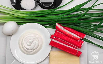 Распакуйте крабовые палочки. Отрежьте сыр. Лук промойте под проточной водой. Отмерьте нужное количество масла, соли и сметаны.