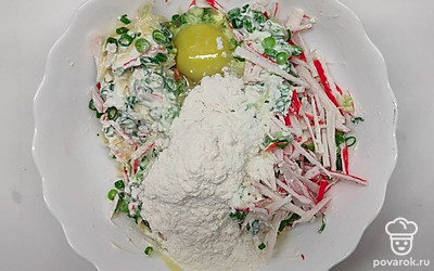 Добавьте яйцо и муку с солью. Еще раз хорошо все вымешайте до однородности.