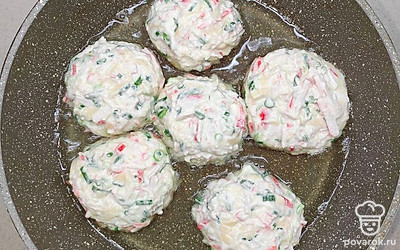 На разогретую сковородку вылейте масло. Ложкой выкладывайте смесь на сковородку. Жарьте под крышкой на среднем огне по 5 минут с каждой стороны до румяной корочки.