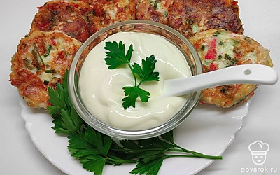 Подавайте готовые оладьи со сметаной и свежей зеленью.