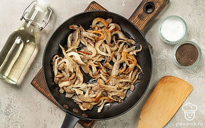 Подготовьте грибы. На сковороду налейте немного растительного масла, дождитесь, когда оно раскалится. В это время грибы порвите на волокна, учитывая, что после жарки они станут меньше. Когда масло разогреется, добавьте в сковороду нарезанные вешенки. Обжаривайте грибы в течение 4-5 минут, периодически помешивая. В конце приготовления добавьте немного соли, после чего снимите сковороду с огня.