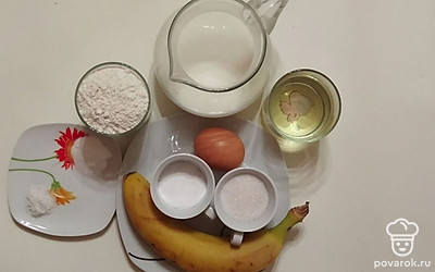Банан поместите в тарелку вместе с яйцом. Молоко налейте в кувшин, а пшеничную муку и масло поместите в стаканы. Сахар, соль, соду и сахарную пудру поместите в емкости.