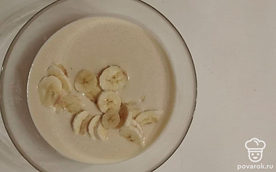 В ёмкость влейте молоко комнатной температуры. Разбейте в молоко яйцо, а затем подсыпьте в массу сахар, соль, и соду. Все компоненты тщательно перемешайте. В полученную смесь постепенно добавьте муку и хорошо перемешайте, чтобы не было комочков. Разрежьте банан и добавьте нарезку в тесто.