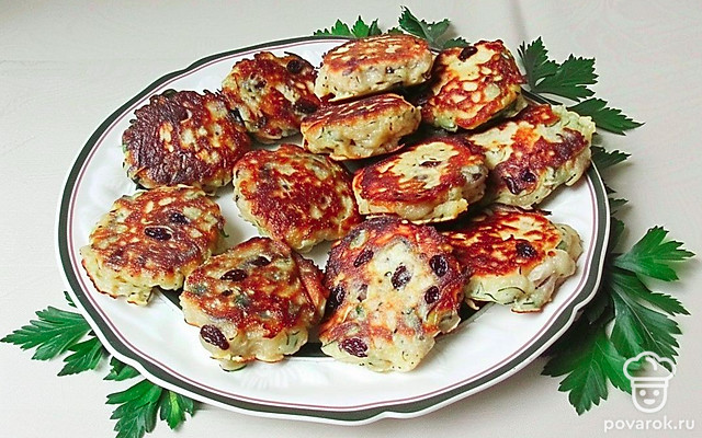 Хрустящие кабачковые оладьи с изюмом — Рецепт с фото