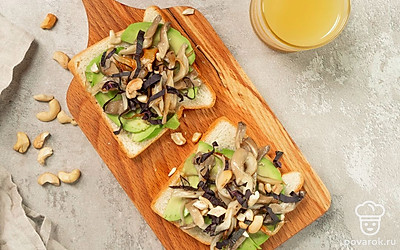 Аппетитные тосты с грибами подавайте сразу после приготовления. Украсить блюдо можно орехами кешью: измельчите их ножом и посыпьте ими тосты.