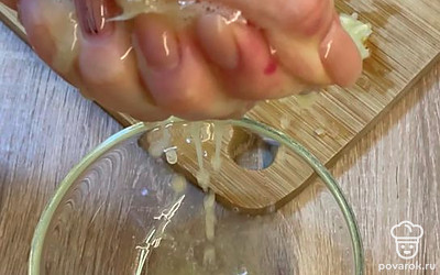 Кабачок натрите на тёрке и оставьте на 10 минут. Затем отожмите массу от сока.