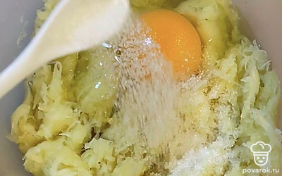 Добавьте яйцо, сахар и творог, перемешайте.