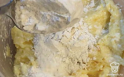 Добавьте муку и разрыхлитель. Перемешайте.