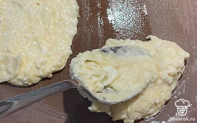 Обжаривайте на сковороде под крышкой примерно по 2 минуты с каждой стороны на огне ниже среднего.