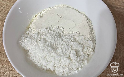 Смешайте сухие ингредиенты: смесь мучную, стружку, соль/сахар.