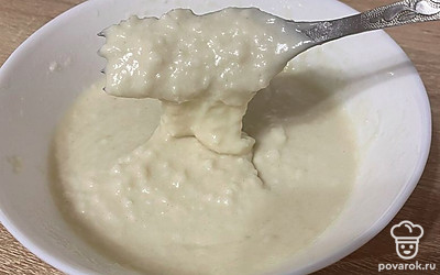 Влейте немного воды и начинайте перемешивать. Нужно, чтобы смесь стала густой как сметана.