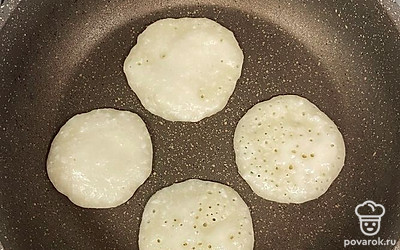 Жарьте оладушки на среднем огне.