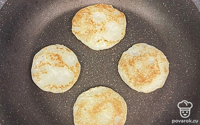 Оладьи пропекайте с двух сторон.