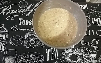 Добавьте к банану овсяные хлопья и яйца, перемешайте все до однородной массы.