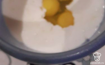Добавьте в миску яйца, кефир, сахар, соль, ванилин и все перемешайте миксером.