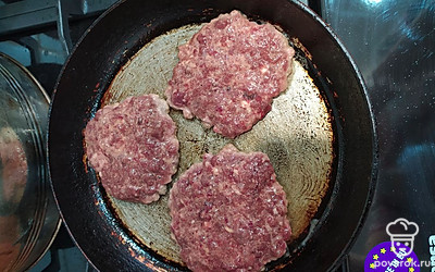 Говяжью печень промойте, уберите пленку, пропустите через мясорубку. Добавьте все ингредиенты: яйцо, соль, черный молотый перец, чеснок (измельчить на мелкой тёрке) и муку. Муку добавляйте на глаз до однородной массы густой сметаны. Все тщательно перемешайте. Влейте в сковороду растительное масло, аккуратно выложите готовую смесь большой деревянной ложкой и обжарьте до золотистой корочки с обеих сторон.