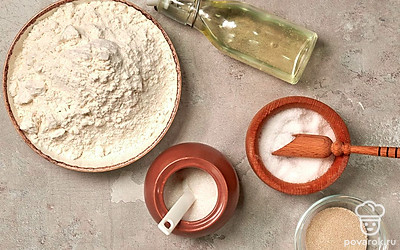 Муку просейте через мелкое сито. Воду нагрейте до 40 градусов. Смешайте воду с дрожжами, 2 ст. л. муки, сахаром и солью. Оставьте на 20 минут настояться. Подготовьте два рукава для запекания.