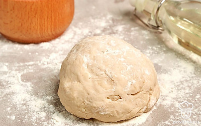 Замесите тесто. В настоявшуюся опару постепенно введите муку, тщательно вымесите тесто. Добавьте растительное масло и вымешивайте еще 5 минут.