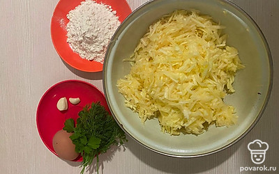 Натрите кабачки, посолите и оставьте на 15 минут, чтобы кабачки пустили сок. 