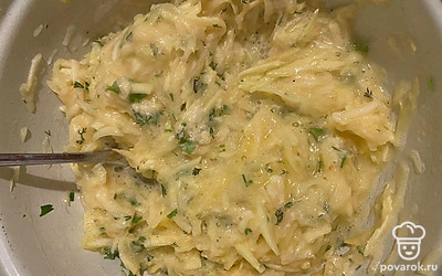 Через 15 минут отожмите и добавьте муку, яйцо, зелень и чеснок.