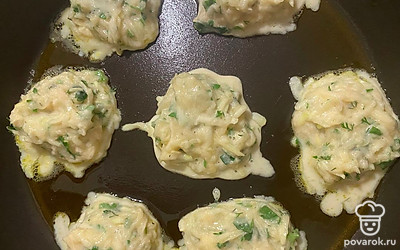 Разогрейте сковороду с маслом и выложите массу.