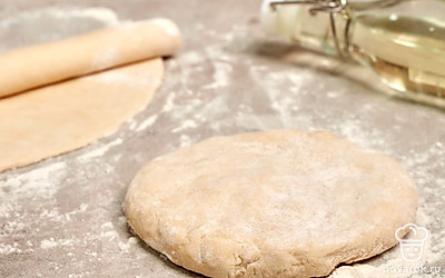 Дайте тесту подняться и сформируйте багеты. Накройте тесто пищевой пленкой и оставьте на 30 минут при комнатной температуре. Разделите тесто на две части. Каждую часть раскатайте в пластину толщиной 1 см. Сверните в рулет. Острым ножом сделайте несколько надрезов наискосок.