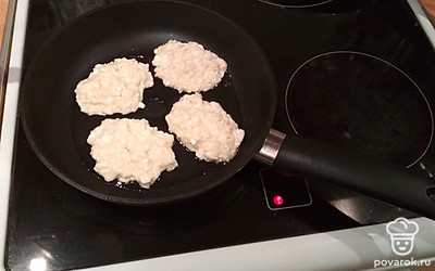 Выпекайте небольшие оладушки на разогретой сковороде с небольшим количеством масла. Должно получаться где-то 4 штуки за раз. Жарьте на небольшом огне с двух сторон по 3 минуты до румяной корочки.