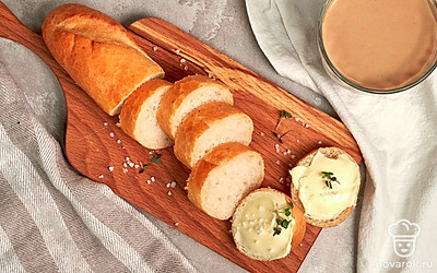 Подавайте багет на завтрак с чашкой горячего ароматного какао.