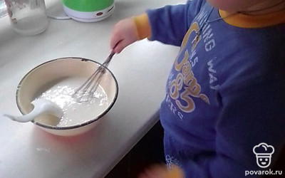 Смешайте яйца, сахар с кефиром, добавьту муки до состояния густой сметаны.