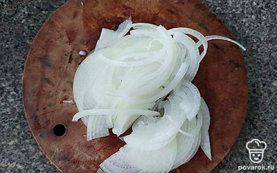 Лук нарежьте на очень тонкие полукольца.