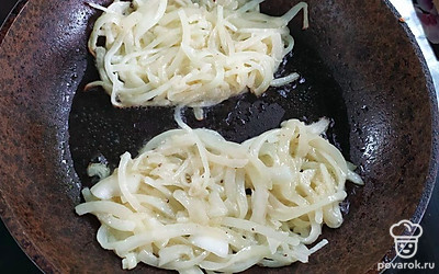 Выложите на разогретое растительное масло и жарьте до золотистого цвета с одной стороны (2-3 минуты).