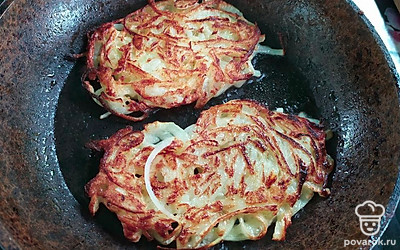 Затем переверните и жарьте еще 2-3 минуты с другой стороны.