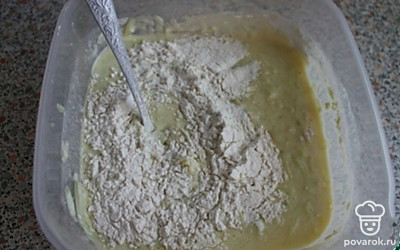 Добавьте муку.