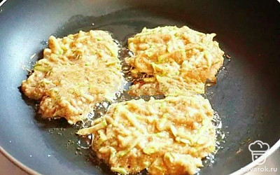 На горячую сковороду выложите по столовой ложке теста с горкой и чуть размажьте тесто.