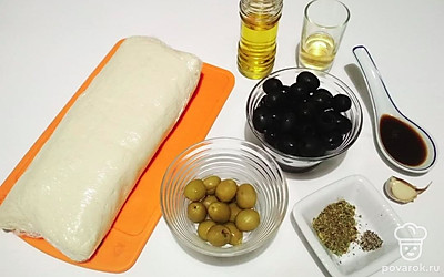 Соедините винный белый уксус, соевый соус и оливковое масло, добавьте маслины и оливки, перемешайте и оставьте мариноваться на 15 минут.