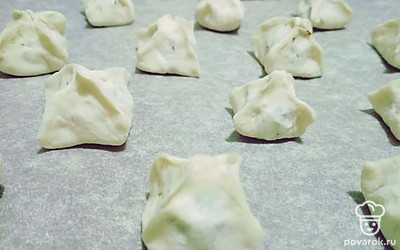Хорошо разогрейте духовку. Выпекайте на противне, покрытом пергаментом, в течение 20-25 мин.
