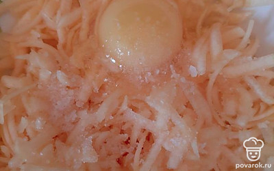 Добавьте яйца и соль. Перемешайте. Добавьте муку и еще раз перемешайте.