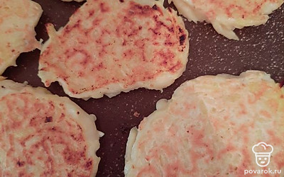 Обжаривайте оладьи с двух сторон до готовности. Можно на сухой сковороде или на масле .