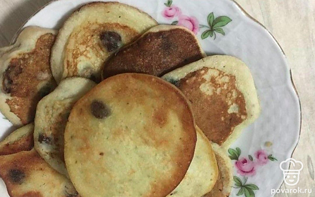 Банановые оладушки с изюмом — Рецепт с фото