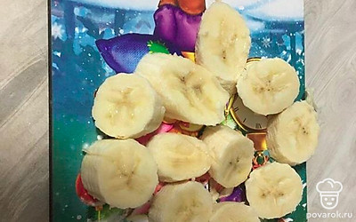 Очистите банан и нарежьте кружочками. 