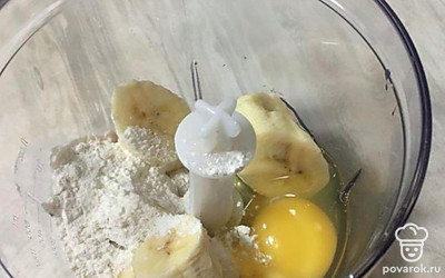 Положите в чашу блендера нарезанный банан, добавьте яйцо, муку.