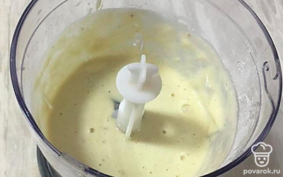 Взбейте блендером до однородной массы и добавьте распаренный изюм. 