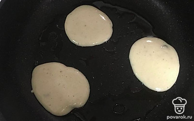 На раскалённую сковороду налейте масло. Сформируйте ложкой оладушки. Обжарьте с двух сторон до золотистой корочки. 