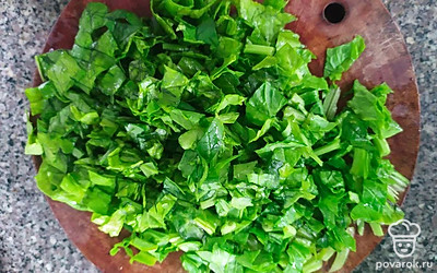 Шпинат нарежьте.