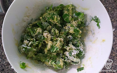 Взбейте яйцо с солью, добавьте нарезанный шпинат, муку, разрыхлитель. Все перемешайте.