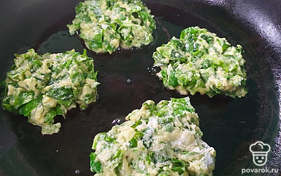 Выложите столовой ложкой на разогретое растительное масло и жарьте на среднем огне 4-5 минут.